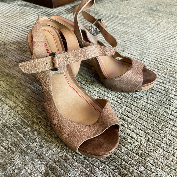 Taupe pebbled leather miss sixty high heeled sandals - Picture 2 of 11